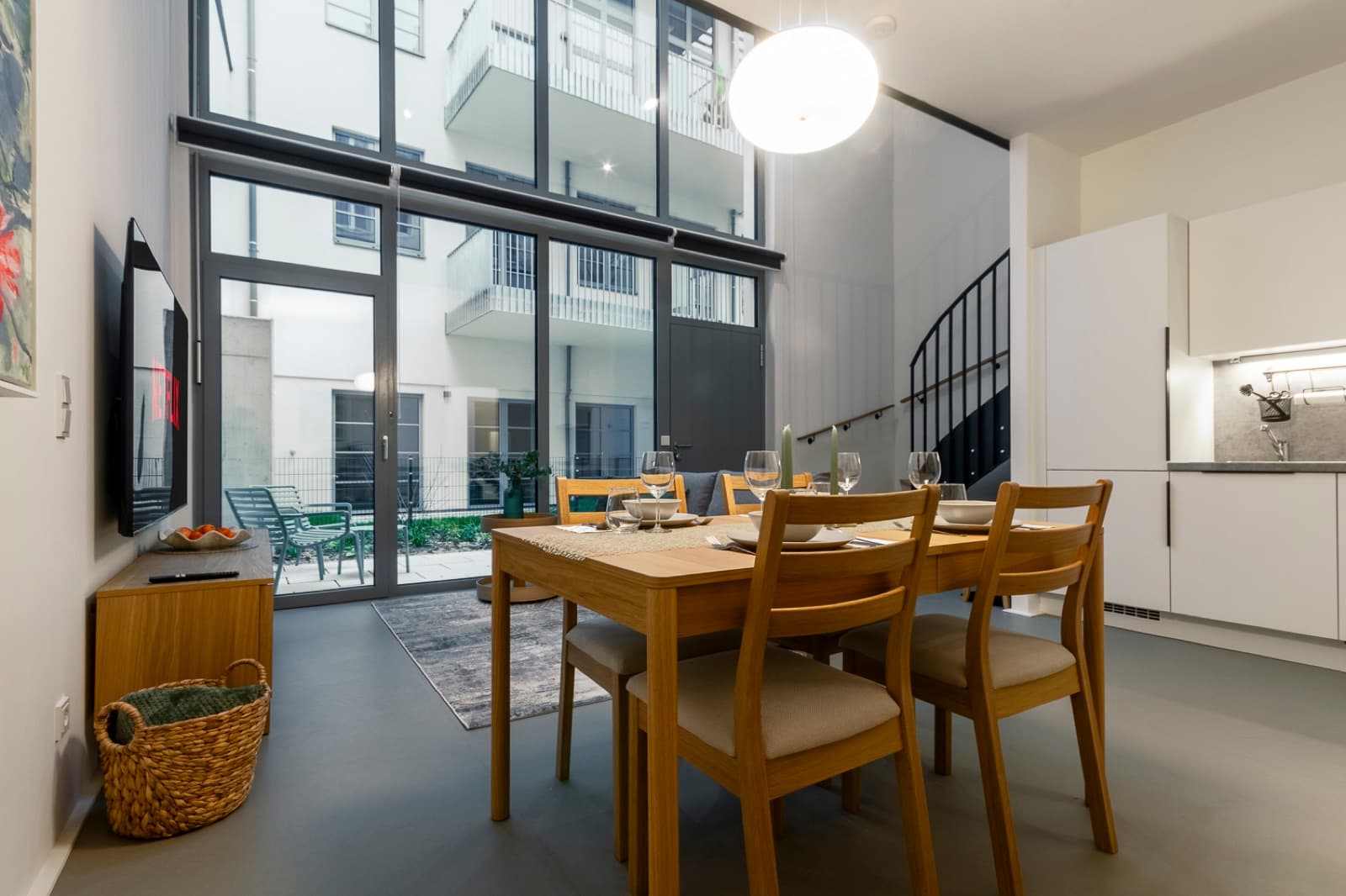 Bauhaus-Loft Wien — Garten & 75″-TV | Pitkagasse 4 — Foto 4