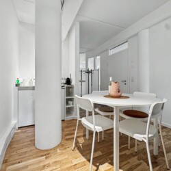 Draupromenade 12 Villach – Top 2 Gold – kitchenette with under-counter fridge, capsule coffee machine and open shelves next to the dining table
