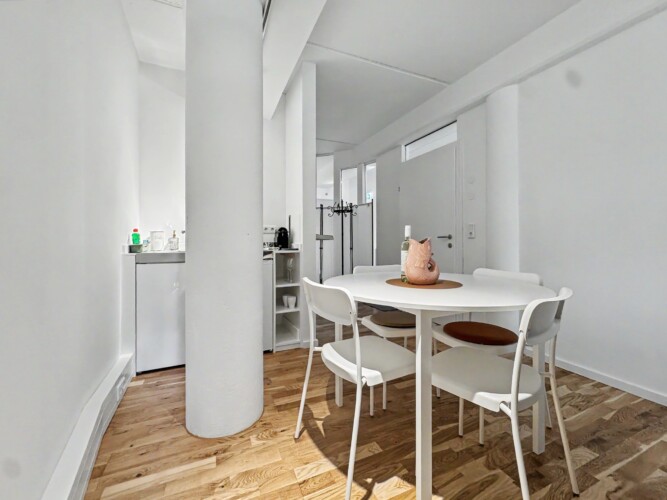Draupromenade 12 Villach – Top 2 Gold – kitchenette with under-counter fridge, capsule coffee machine and open shelves next to the dining table