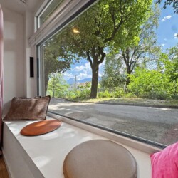 Draupromenade 12 Villach – Top 4 Pink – padded window nook with round seat cushions at the full-width window