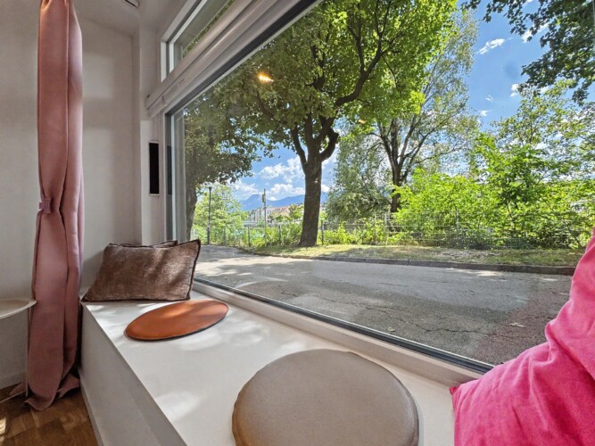Draupromenade 12 Villach – Top 4 Pink – padded window nook with round seat cushions at the full-width window