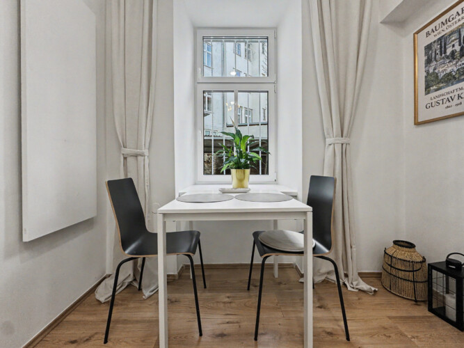 Fully equipped kitchen with stove, refrigerator and coffee machine in Vienna Altbau apartment