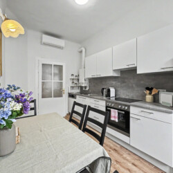 Second bedroom overview with parquet floor and high Altbau ceilings in Vienna rental
