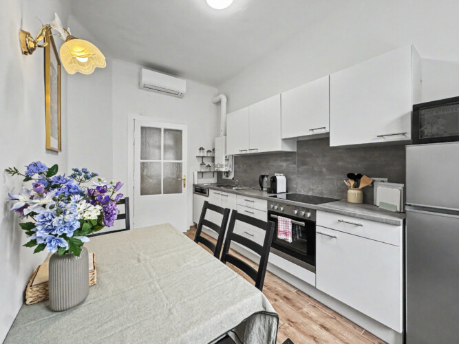 Second bedroom overview with parquet floor and high Altbau ceilings in Vienna rental