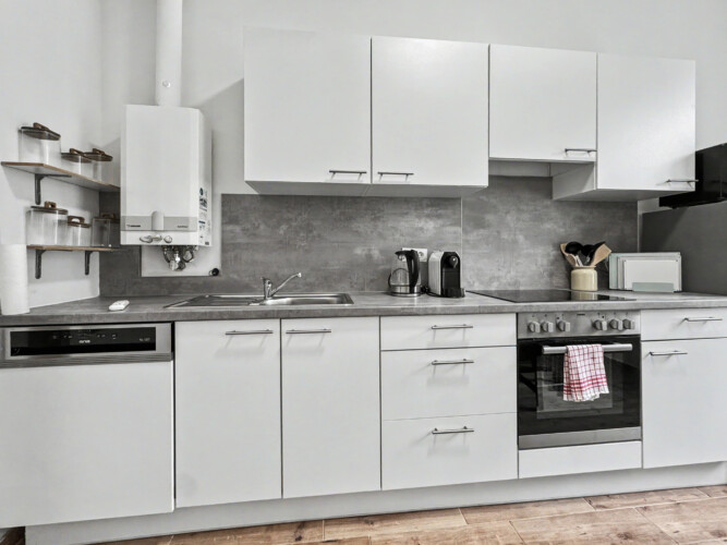 Third bedroom with double bed in Vienna Altbau apartment accommodating up to 8 guests