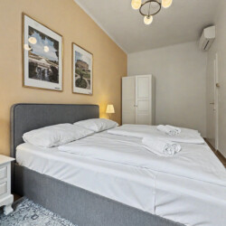 Fully equipped kitchen with dishwasher and modern appliances in Vienna Altbau apartment