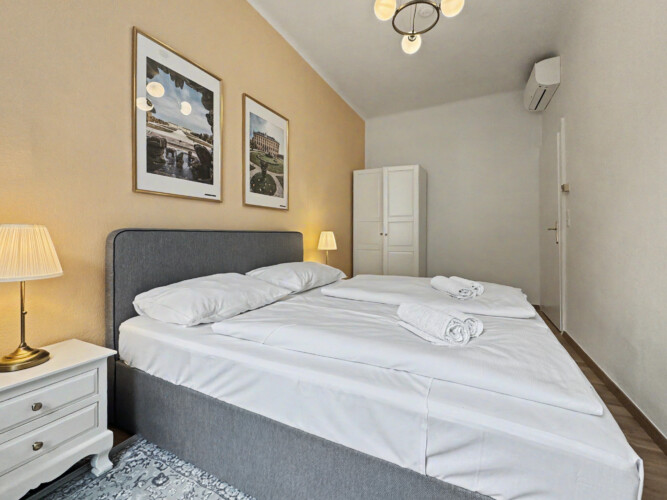Fully equipped kitchen with dishwasher and modern appliances in Vienna Altbau apartment