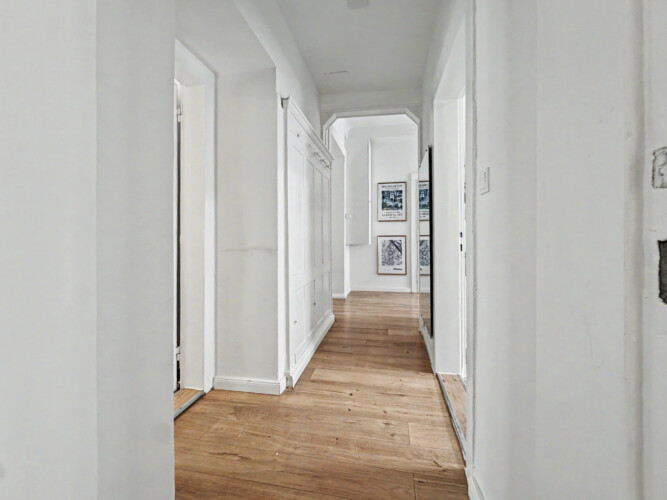 Kitchen cabinets and dining preparation area in Vienna Altbau apartment for groups