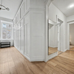 Toilet area in combined bathroom of Vienna Altbau group apartment