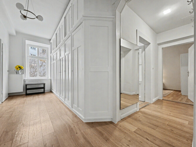 Toilet area in combined bathroom of Vienna Altbau group apartment
