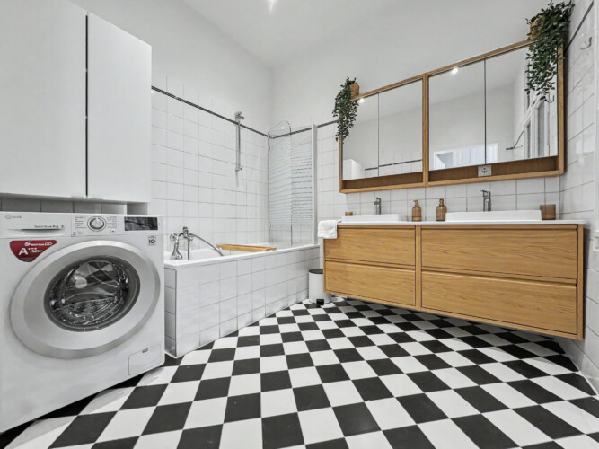 Bathroom mirror and vanity lighting in spacious Vienna Altbau holiday rental