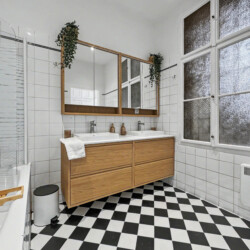 Fresh towels and bathroom amenities provided in Vienna Altbau apartment