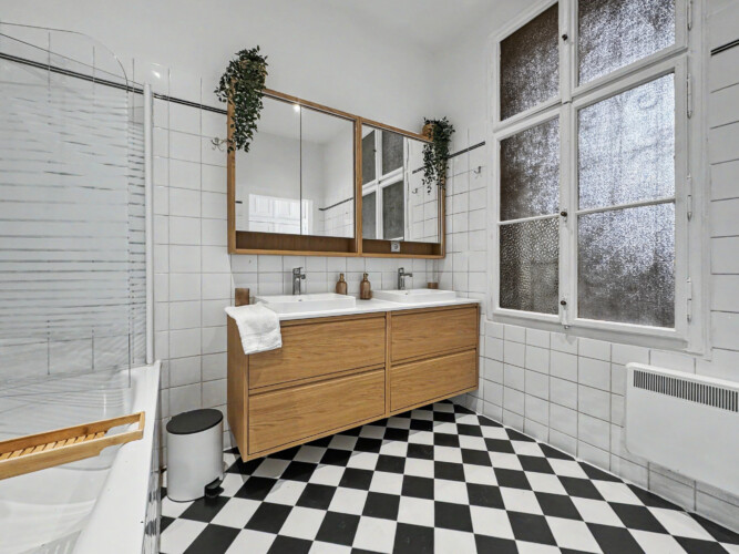 Fresh towels and bathroom amenities provided in Vienna Altbau apartment
